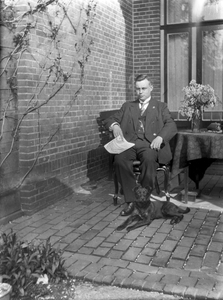 853614 Portret van Elias Johan Haanschoten, geboren Utrecht 17 mei 1895, arts, overleden Utrecht 3 maart 1962, in de ...